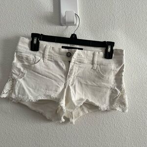 Women’s Hollister White Jean Shorts Distressed Frayed Hem pre owned